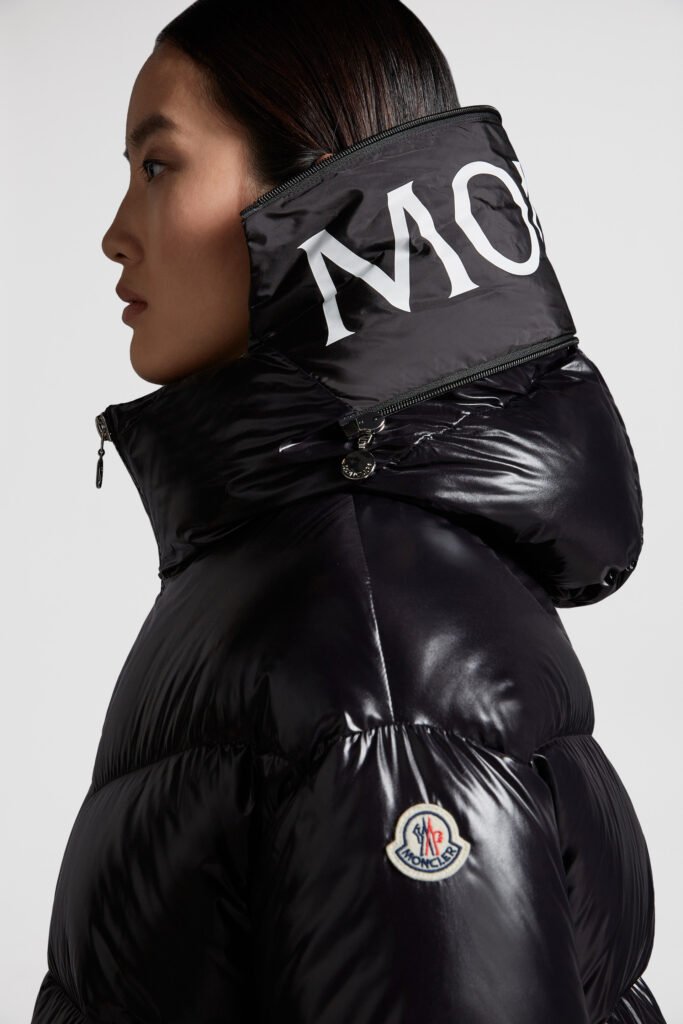 Doudoune Huppe noire, détail de la capuche et du logo