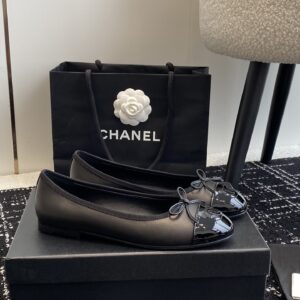 Chanel - Ballerines - Noir verni cap toe
