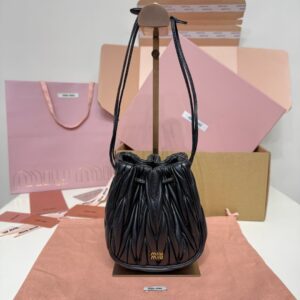 Miu Miu - Sac seau cuir noir cordon