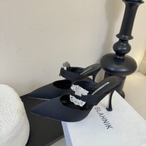 Manolo Blahnik - Mules à talon aiguille - Satin noir boucle strass