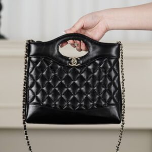 Chanel - Sac à main - Noir matelassé poignée découpée