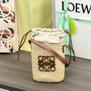 Loewe - Sac seau raffia anagram cuir brun