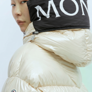 Doudoune Huppe blanche en nylon laqué avec capuche, vue de détail portée.