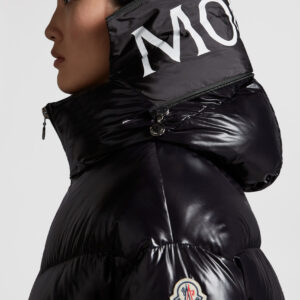 Doudoune Huppe noire — gros plan de profil — capuche et logo
