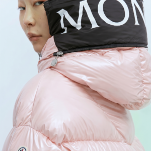 Doudoune Huppe rose en nylon laqué avec capuche, vue de détail portée.